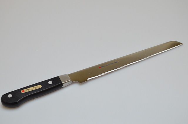 和泉利器製作所】F2 堺刀司 REDPOINT パン切庖丁 240mm｜堺伝匠館